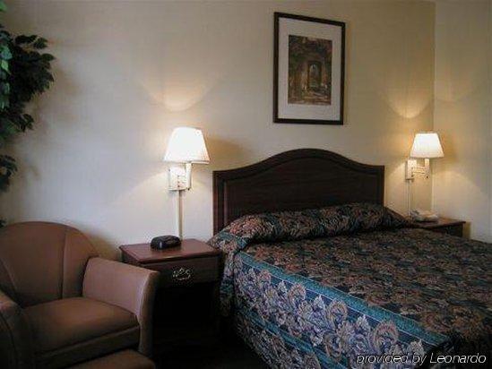 Intown Suites Extended Stay Greensboro Nc - Lanada الغرفة الصورة